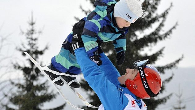 Exhibiční závod v obřím slalomu v Harrachově. Úspěšný skokan na lyžích Jan Matura se synem Matějem. Exhibiční závod v obřím slalomu v Harrachově. Úspěšný skokan na lyžích Jan Matura se synem Matějem.