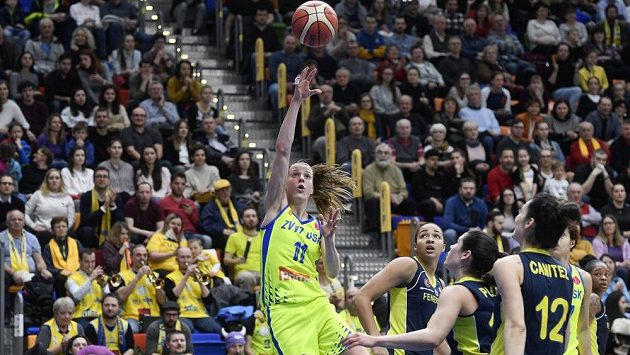 Kateřina Elhotová (vlevo) z USK Praha bojuje s přesilou pod košem Fenerbahce Istanbul. Kateřina Elhotová (vlevo) z USK Praha bojuje s přesilou pod košem Fenerbahce Istanbul.