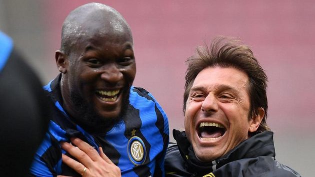 Kouč Interu Milán Antonio Conte a Romelu Lukaku slaví gól. Kouč Interu Milán Antonio Conte a Romelu Lukaku slaví gól.