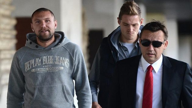 Hráči obvinění v sázkařské aféře Jan Halama (vlevo), David Jablonský (uprostřed) a advokát Bronislav Šerák přicházejí na zasedání disciplinární komise Fotbalové asociace ČR. Hráči obvinění v sázkařské aféře Jan Halama (vlevo), David Jablonský (uprostřed) a advokát Bronislav Šerák přicházejí na zasedání disciplinární komise Fotbalové asociace ČR.