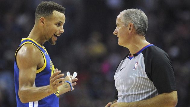 Hvězda Golden State Stephen Curry v rozmluvě s rozhodčím Scottem Wallem. Hvězda Golden State Stephen Curry v rozmluvě s rozhodčím Scottem Wallem.