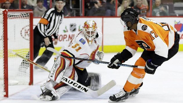 Wayne Simmonds z Philadelphie překonal brankáře Calgary Chada Johnsona. Rychle provedené přečíslení skončilo gólem. Wayne Simmonds z Philadelphie překonal brankáře Calgary Chada Johnsona. Rychle provedené přečíslení skončilo gólem.