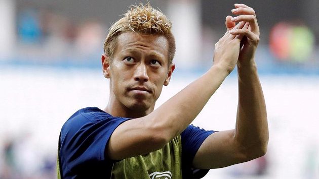 Japonský střelec Keisuke Honda dal po vyřazení týmu na MS reprezentaci vale. Japonský střelec Keisuke Honda dal po vyřazení týmu na MS reprezentaci vale.
