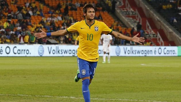 Brazilský útočník Neymar slaví jednu ze svých tří vstřelených branek v přátelském utkání proti Jihoafrické republice. Brazilský útočník Neymar slaví jednu ze svých tří vstřelených branek v přátelském utkání proti Jihoafrické republice.