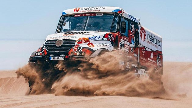 Posádka Aleš Loprais, Petr Pokora a Ferran Marco Alcayna s kamionem Tatra na letošní Rallye Dakar. Posádka Aleš Loprais, Petr Pokora a Ferran Marco Alcayna s kamionem Tatra na letošní Rallye Dakar.
