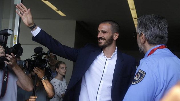 Leonardo Bonucci zdraví fanoušky AC Milán. Leonardo Bonucci zdraví fanoušky AC Milán.