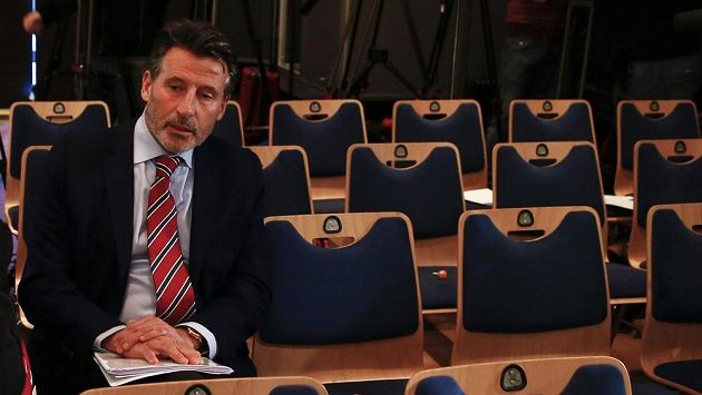 Sebastian Coe, šéf IAAF, při čekání na oznámení další části zprávy WADA v Mnichově. Sebastian Coe, šéf IAAF, při čekání na oznámení další části zprávy WADA v Mnichově.