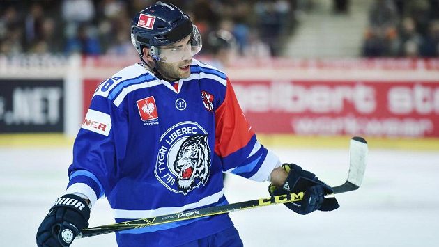 Zklamaný liberecký útočník Petr Jelínek po inkasovaném gólu s Davosem. Zklamaný liberecký útočník Petr Jelínek po inkasovaném gólu s Davosem.
