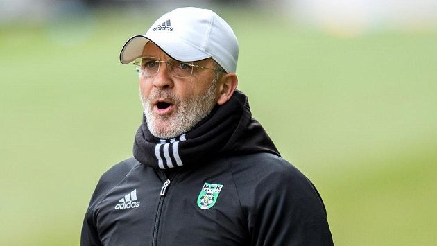 Trenér Karviné Juraj Jarábek během utkání Fortuna ligy. Trenér Karviné Juraj Jarábek během utkání Fortuna ligy.