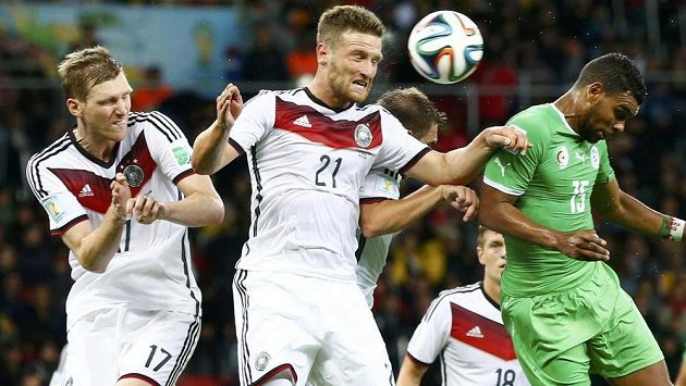 Němečtí obránci Per Mertesacker (vlevo) a Shkodran Mustafi (druhý zleva) odvrací míč před dotírajícím Arbím Hilálem Súdáním z Alžírska. Němečtí obránci Per Mertesacker (vlevo) a Shkodran Mustafi (druhý zleva) odvrací míč před dotírajícím Arbím Hilálem Súdáním z Alžírska.