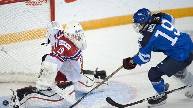Česká brankářka Klára Peslarová zasahuje proti Tanje Niskanenové z Finska na MS žen v kanadském Kamloops. Česká brankářka Klára Peslarová zasahuje proti Tanje Niskanenové z Finska na MS žen v kanadském Kamloops.