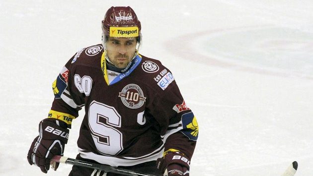 Střelec první a třetí branky Sparty Praha v Chomutově Tomáš Rolinek. Střelec první a třetí branky Sparty Praha v Chomutově Tomáš Rolinek.