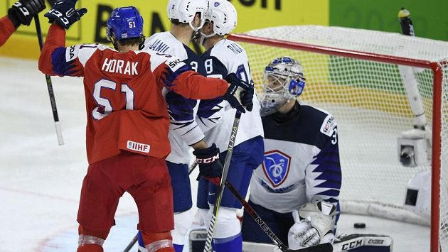 Český útočník Roman Horák se raduje ze čtvrtého gólu v síti francouzského brankáře Ronana Quemenera. Český útočník Roman Horák se raduje ze čtvrtého gólu v síti francouzského brankáře Ronana Quemenera.