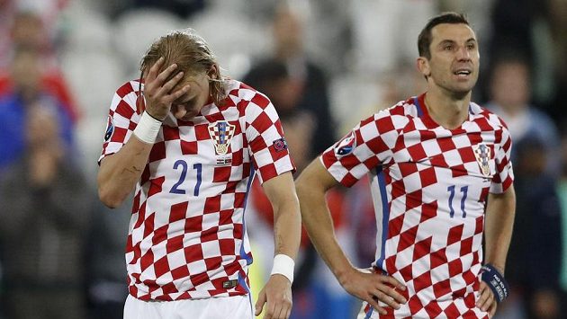 Zklamaní chorvatští fotbalisté Domagoj Vida (vlevo) a Darijo Srna po porážce s Portugalskem. Zklamaní chorvatští fotbalisté Domagoj Vida (vlevo) a Darijo Srna po porážce s Portugalskem.