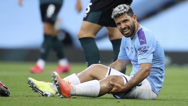 Sergio Agüero z Manchesteru City zraněný v utkání s Burnley. Sergio Agüero z Manchesteru City zraněný v utkání s Burnley.