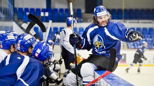 Jaromír Jágr udílí ze střídačky pokyny kladenským hokejistům. Jaromír Jágr udílí ze střídačky pokyny kladenským hokejistům.
