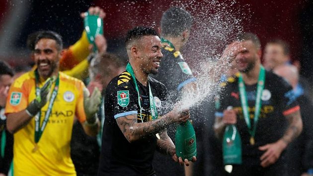 Gabriel Jesus slaví. Slavný anglický Ligový pohár patří fotbalistům Manchesteru City. Gabriel Jesus slaví. Slavný anglický Ligový pohár patří fotbalistům Manchesteru City.