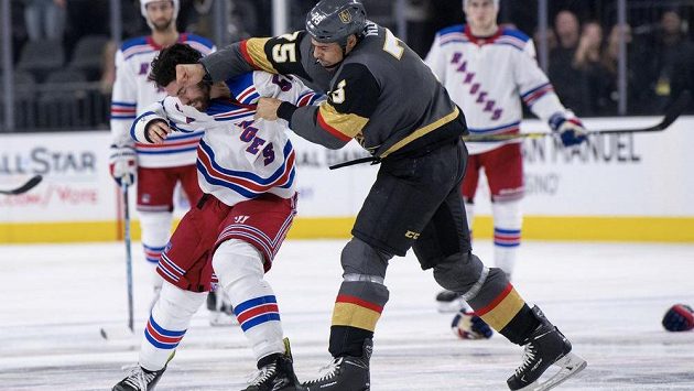 Ryan Reaves (vpravo) z Vegas a Adam McQuaid z Rangers a jejich boxerské představení v NHL. Ryan Reaves (vpravo) z Vegas a Adam McQuaid z Rangers a jejich boxerské představení v NHL.