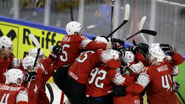 Euforie a nadšení, Švýcarsko si zahraje finále MS, porazilo v semifinále Kanadu 3:2. Euforie a nadšení, Švýcarsko si zahraje finále MS, porazilo v semifinále Kanadu 3:2.