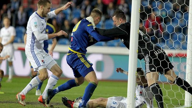 Zleva Martin Šindelář z Baníku Ostrava, Jiří Klíma z Jihlavy, Jiří Fleišman (na zemi) z Baníku Ostrava, brankář Jan Laštůvka z Baníku Ostrava. Zleva Martin Šindelář z Baníku Ostrava, Jiří Klíma z Jihlavy, Jiří Fleišman (na zemi) z Baníku Ostrava, brankář Jan Laštůvka z Baníku Ostrava.