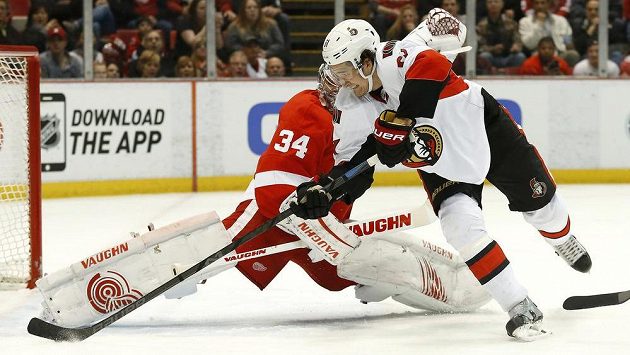 Útočník Ottawy Mark Stone se snaží zasunout puk do branky Detroitu, Petr Mrázek mu ale jeho pokus bravurně vyrazil. Útočník Ottawy Mark Stone se snaží zasunout puk do branky Detroitu, Petr Mrázek mu ale jeho pokus bravurně vyrazil.