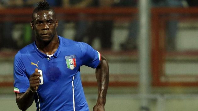 Italský útočník Mario Balotelli. Italský útočník Mario Balotelli.