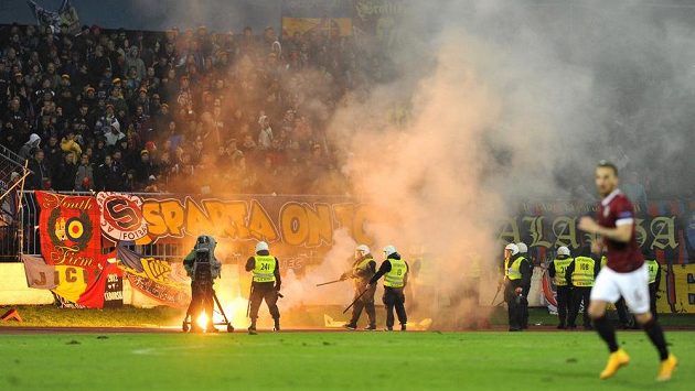 Výtržnosti v sektoru fanoušků Sparty způsobily přerušení utkání. Na snímku nastupují policejní těžkooděnci. Výtržnosti v sektoru fanoušků Sparty způsobily přerušení utkání. Na snímku nastupují policejní těžkooděnci.