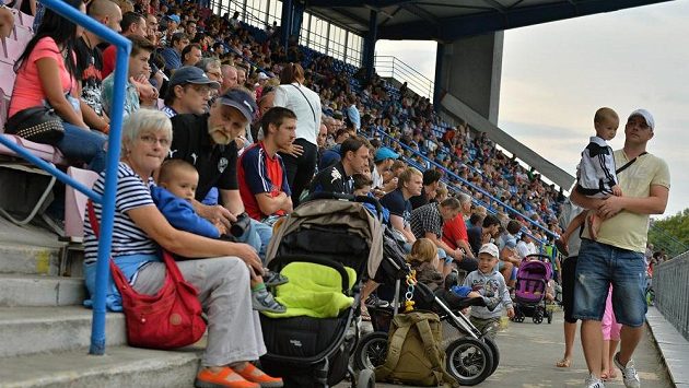 Na trénink českého týmu v Plzni před zápasem kvalifikace ME s Kazachstánem se přišly podívat asi dva tisíce fanoušků. Na trénink českého týmu v Plzni před zápasem kvalifikace ME s Kazachstánem se přišly podívat asi dva tisíce fanoušků.