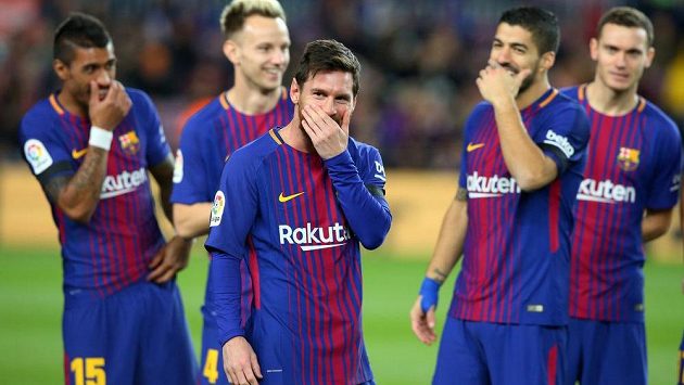 Lionel Messi (uprostřed) s barcelonskými spoluhráči před utkáním s La Coruňou. Lionel Messi (uprostřed) s barcelonskými spoluhráči před utkáním s La Coruňou.