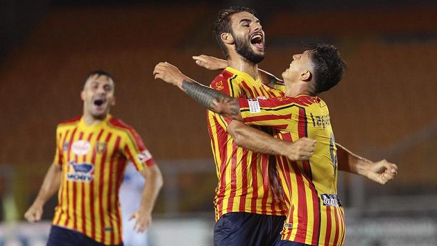 Fotbalista Lecce Gianluca Lapadula (vpravo) oslavuje gól proti Brescii, která má jistotu sestupu ze Serie A. Fotbalista Lecce Gianluca Lapadula (vpravo) oslavuje gól proti Brescii, která má jistotu sestupu ze Serie A.