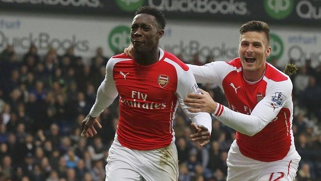 Olivier Giroud (vpravo) stíhá svého spoluhráče z Arsenalu Dannyho Welbecka, který právě otevřel skóre v duelu s WBA. Olivier Giroud (vpravo) stíhá svého spoluhráče z Arsenalu Dannyho Welbecka, který právě otevřel skóre v duelu s WBA.
