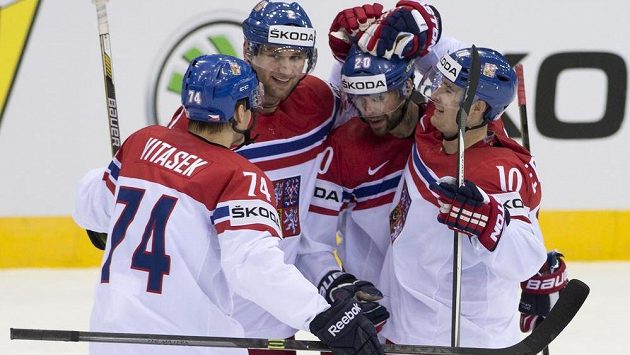 Střelec vítězného gólu Jakub Klepiš (druhý zprava) přijímá gratulace od spoluhráčů. Vlevo Ondřej Vitásek a Jakub Kindl, vpravo Roman Červenka. Střelec vítězného gólu Jakub Klepiš (druhý zprava) přijímá gratulace od spoluhráčů. Vlevo Ondřej Vitásek a Jakub Kindl, vpravo Roman Červenka.