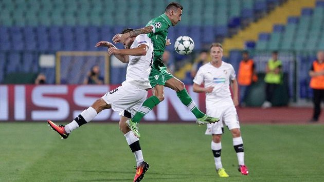 V souboji Jan Kovařík (vlevo) z Plzně a Jordan Minev z Razgradu. V souboji Jan Kovařík (vlevo) z Plzně a Jordan Minev z Razgradu.