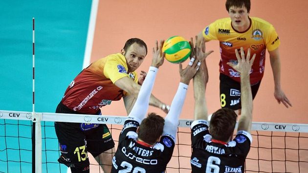 Adrian Patucha (vlevo) a Jakub Janouch z Liberce a Frederic Winters (druhý zleva) a David Dryja z Rzeszówa. Adrian Patucha (vlevo) a Jakub Janouch z Liberce a Frederic Winters (druhý zleva) a David Dryja z Rzeszówa.