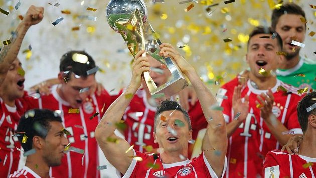 Robert Lewandowski a spol. se radují ze zisku první trofeje v sezóně. Robert Lewandowski a spol. se radují ze zisku první trofeje v sezóně.