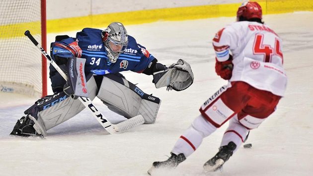 Brankář Plzně Dominik Frodl a Matěj Stránský z Třince Brankář Plzně Dominik Frodl a Matěj Stránský z Třince