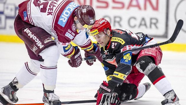 Zleva Jan Piskáček ze Sparty a Jaroslav Kudrna z Hradce Králové ve čtvrtém čtvrtfinále play off extraligy. Zleva Jan Piskáček ze Sparty a Jaroslav Kudrna z Hradce Králové ve čtvrtém čtvrtfinále play off extraligy.
