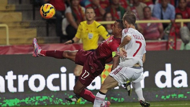 Portugalec Nani (vlevo) se snaží odkopnout míč před Ansim Agollim z Albánie. Portugalec Nani (vlevo) se snaží odkopnout míč před Ansim Agollim z Albánie.