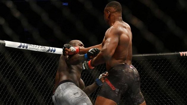 Francis Ngannou udeřil a Jairzinho Rozenstruik žil jen 20 sekund. Rozhodčí duel radši ukončil. Francis Ngannou udeřil a Jairzinho Rozenstruik žil jen 20 sekund. Rozhodčí duel radši ukončil.