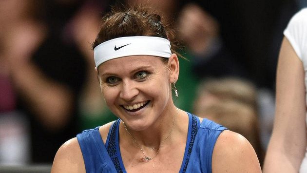 Lucie Šafářová při utkání s Angelique Kerberovou ve finále Fed Cupu. Lucie Šafářová při utkání s Angelique Kerberovou ve finále Fed Cupu.