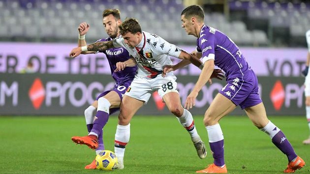 Luca Pellegrini z FC Janov v sevření dvojice hráčů Fiorentiny. Luca Pellegrini z FC Janov v sevření dvojice hráčů Fiorentiny.