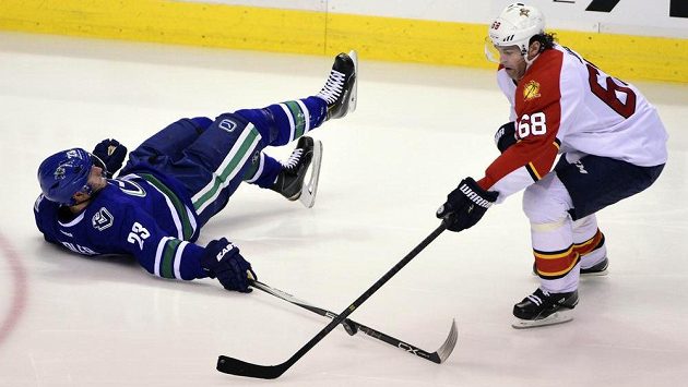 Jaromír Jágr (68) z Floridy a vancouverský bek Alexander Edler (23). Jaromír Jágr (68) z Floridy a vancouverský bek Alexander Edler (23).
