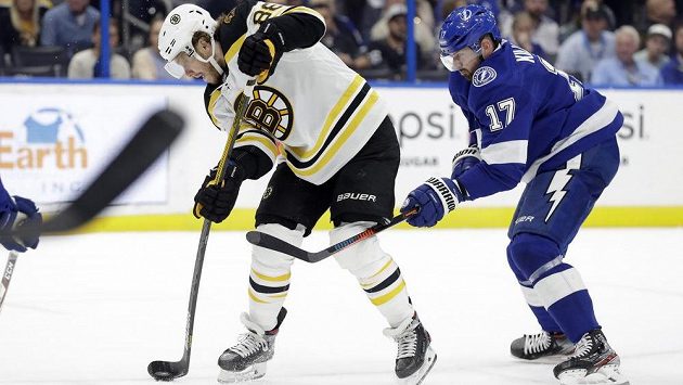 Hvězda Bostonu - český útočník David Pastrňák - v akci během utkání NHL. Hvězda Bostonu - český útočník David Pastrňák - v akci během utkání NHL.