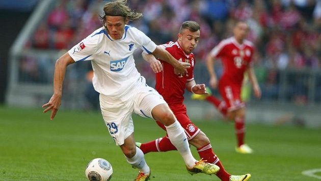 Xherdan Shaqiri z Bayernu v souboji s Jannikem Vestergaardem (29) z Hoffenheimu. Xherdan Shaqiri z Bayernu v souboji s Jannikem Vestergaardem (29) z Hoffenheimu.