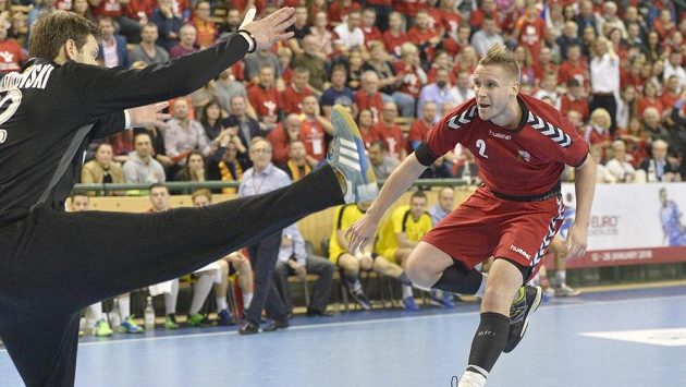 Na makedonskou branku střílí český reprezentant Jakub Hrstka. Na makedonskou branku střílí český reprezentant Jakub Hrstka.
