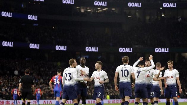 Fotbalisté Tottenhamu slaví gól Christiana Eriksena v utkání Premier League. Fotbalisté Tottenhamu slaví gól Christiana Eriksena v utkání Premier League.
