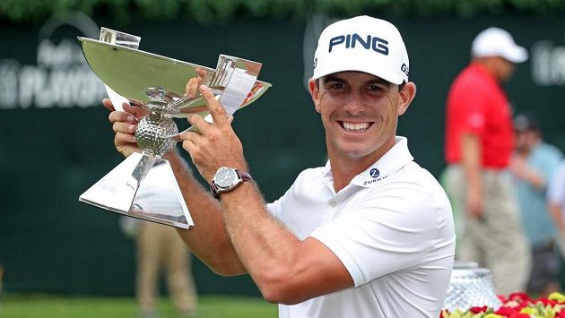 Americký golfista Billy Horschel pózuje s trofejí určenou pro vítěze FedEx Cupu. Americký golfista Billy Horschel pózuje s trofejí určenou pro vítěze FedEx Cupu.