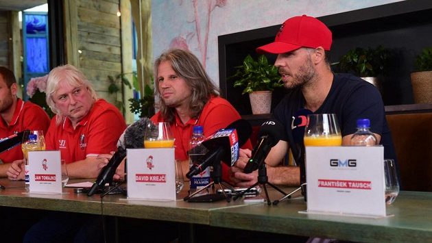 Hokejový útočník David Krejčí (vpravo) v Olomouci na tiskové konferenci před nadcházející extraligovou sezonou, ve které bude hrát za HC Olomouc. Zleva generální manažer klubu Erik Fürst a trenér Jan Tomajko. Hokejový útočník David Krejčí (vpravo) v Olomouci na tiskové konferenci před nadcházející extraligovou sezonou, ve které bude hrát za HC Olomouc. Zleva generální manažer klubu Erik Fürst a trenér Jan Tomajko.