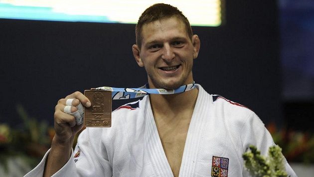 Český reprezentant Lukáš Krpálek pózuje s bronzovou medailí z judistického MS. Český reprezentant Lukáš Krpálek pózuje s bronzovou medailí z judistického MS.