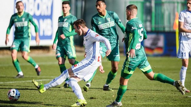 Jaromír Zmrhal z Mladé Boleslavi střílí gól na 2:0 během utkání s Karvinou. Jaromír Zmrhal z Mladé Boleslavi střílí gól na 2:0 během utkání s Karvinou.